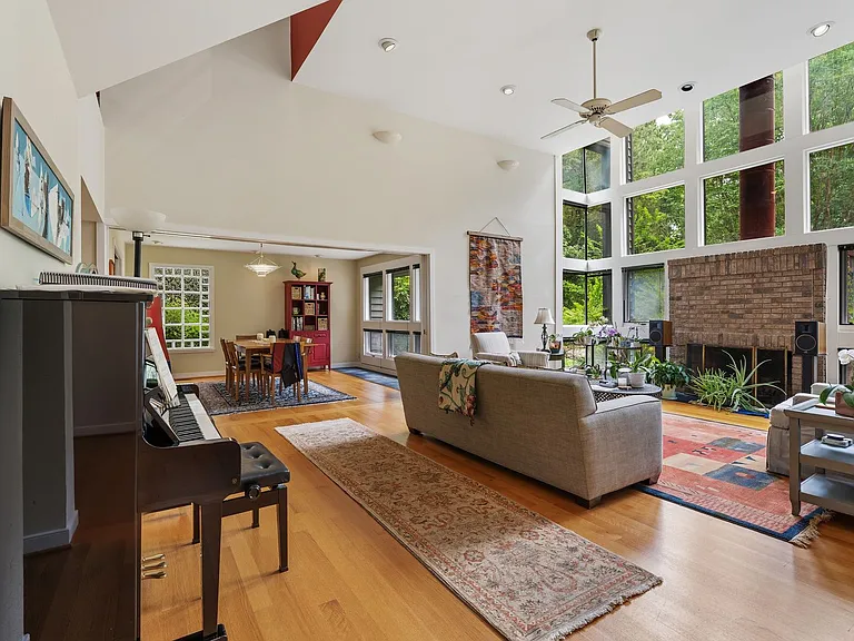 3628 Carlisle Dr — Photo 2