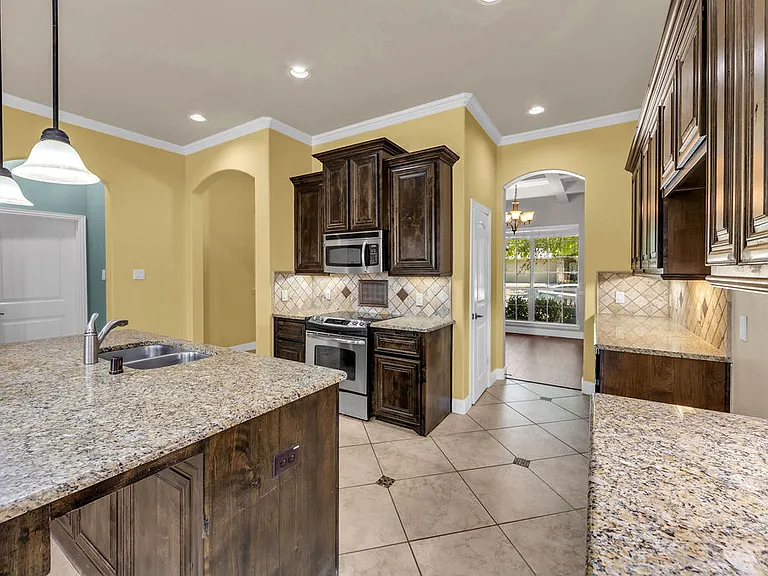 1721 Medina Ln — Photo 14