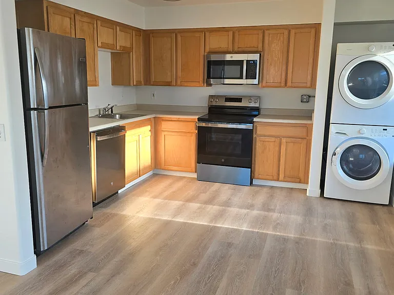338 SW Woods St #2 — Photo 1