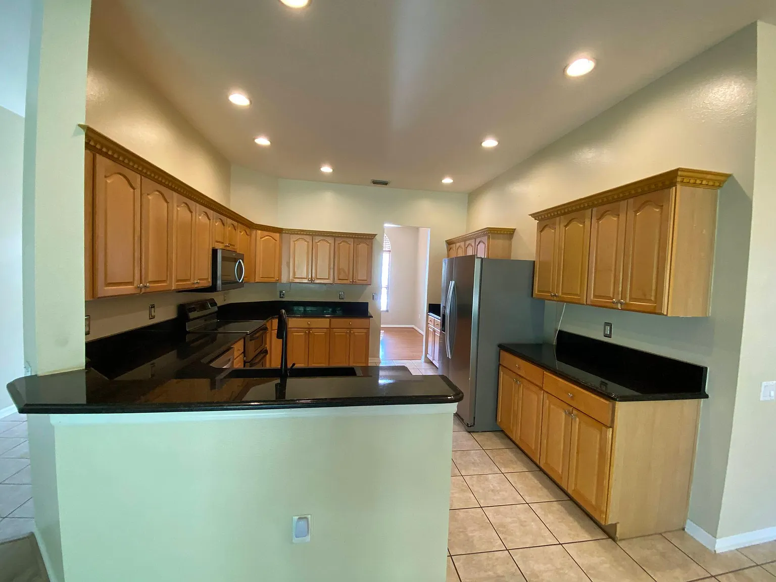 4 bed, 2258 sqft, $2,400 — Photo 3