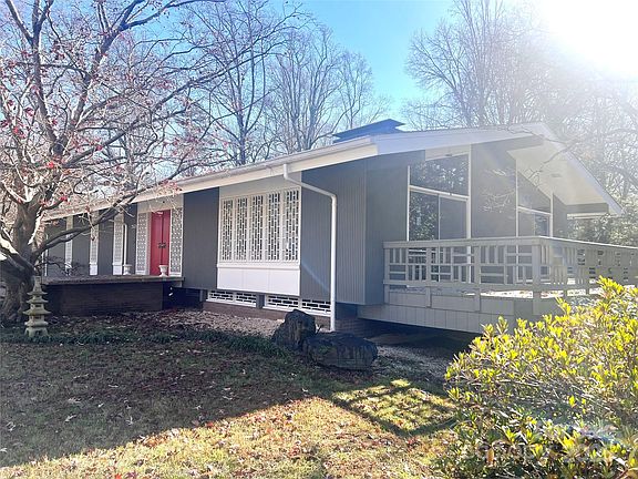 3rd image of 2535 Fairfax Dr