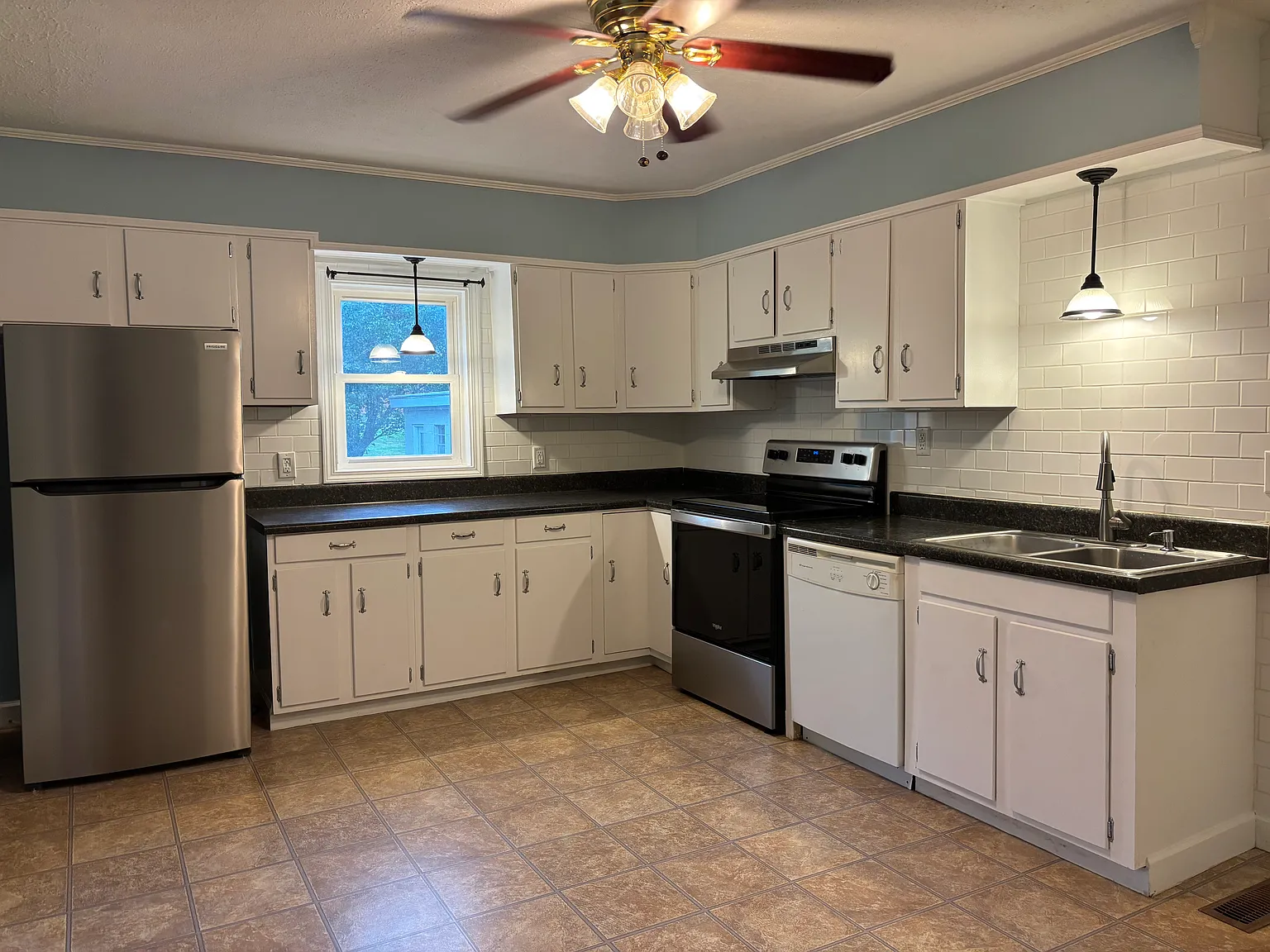 2 bed, $1,900 — Photo 3