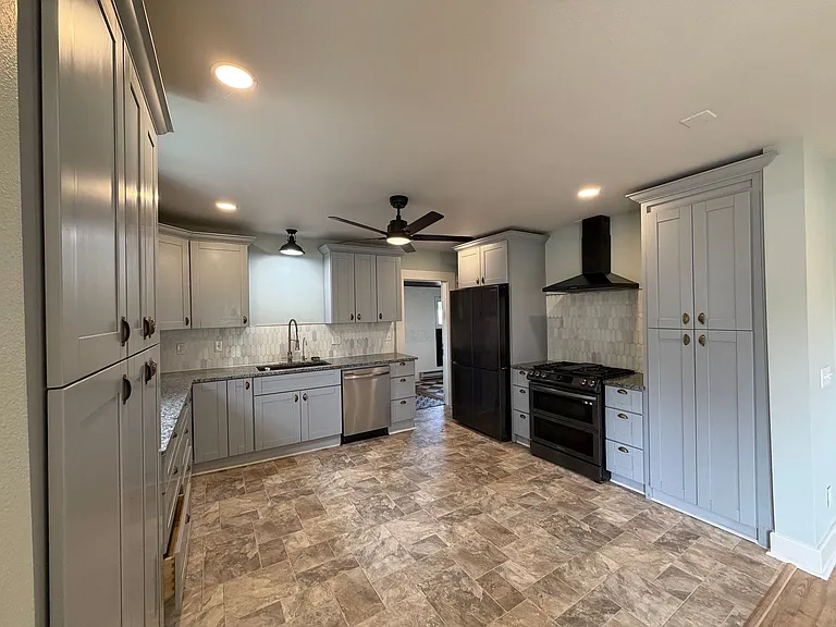 403 N Pacific St — Photo 9