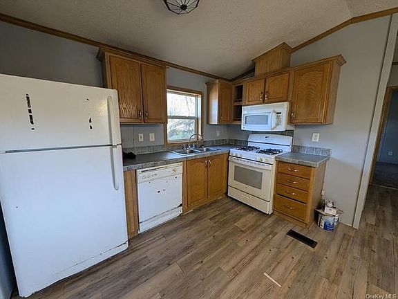 4th image of 13 Tanglewood Park Dr