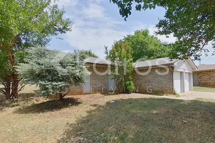 3 bed, 2.0 bath, 1315 sqft, $1,395 — Photo 2