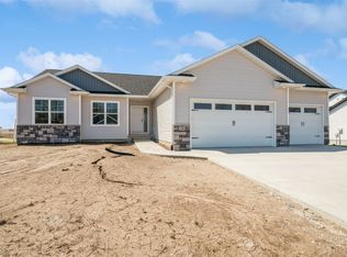 629 Pointer Cir, Center Point, IA 52213