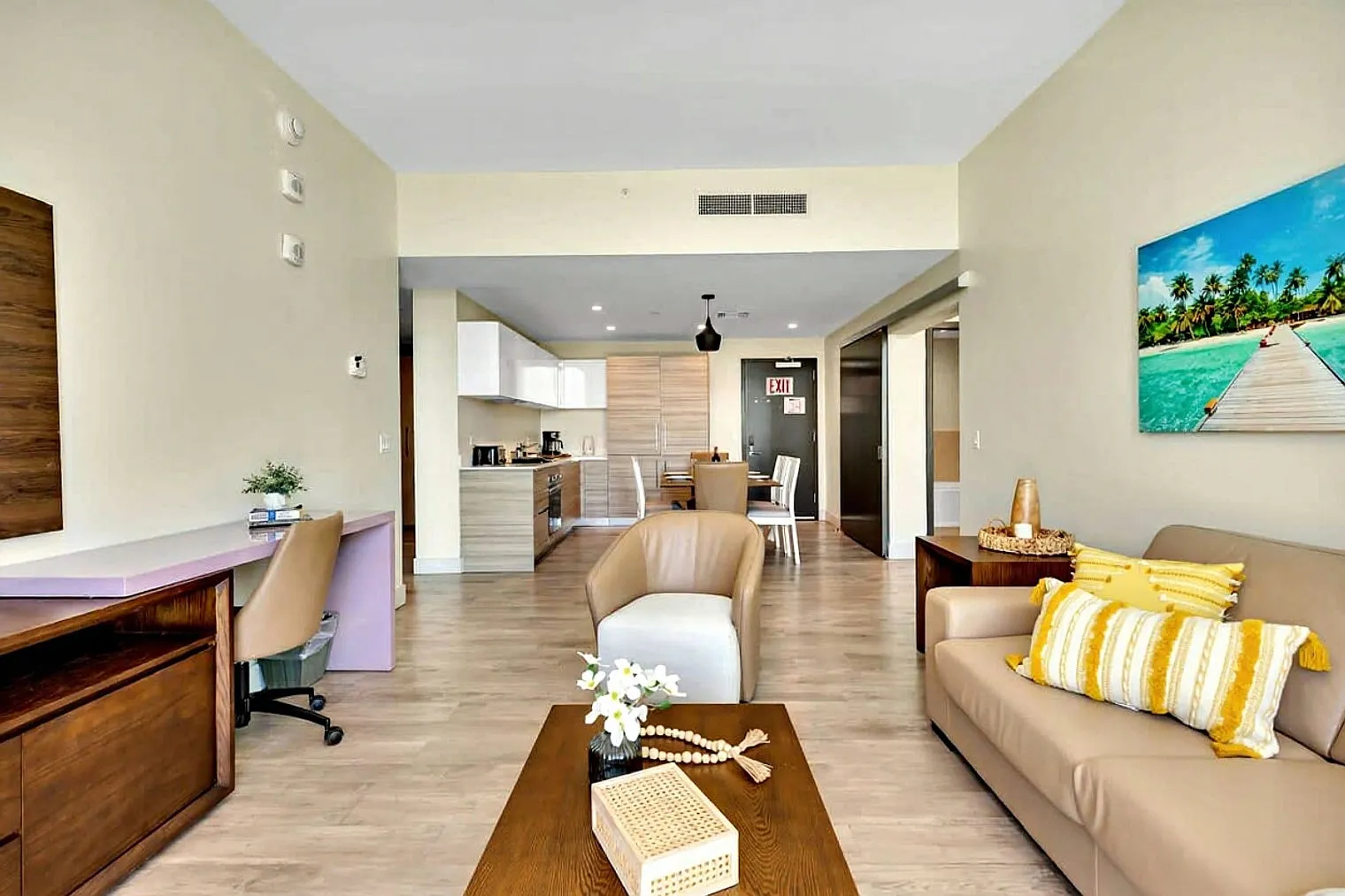 2 bed, 2.0 bath, 1097 sqft, $4,760 — Photo 2