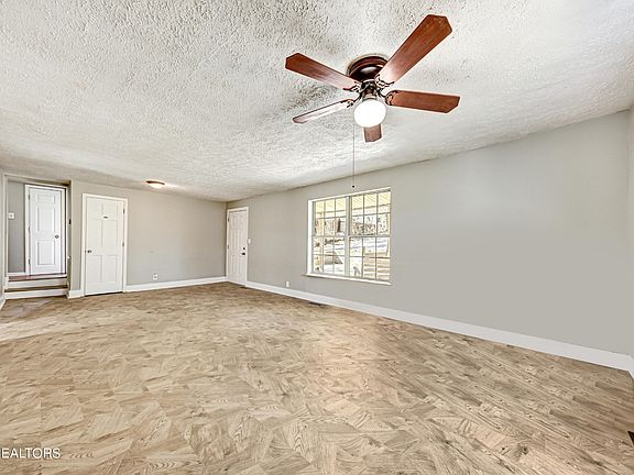 5th image of 2646 Greenway Dr