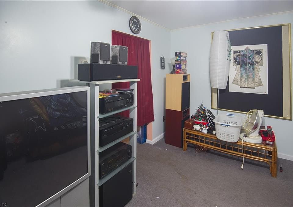 Owner's side primary bedroom