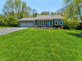 825 Crescent Ln, Hartland, WI 53029