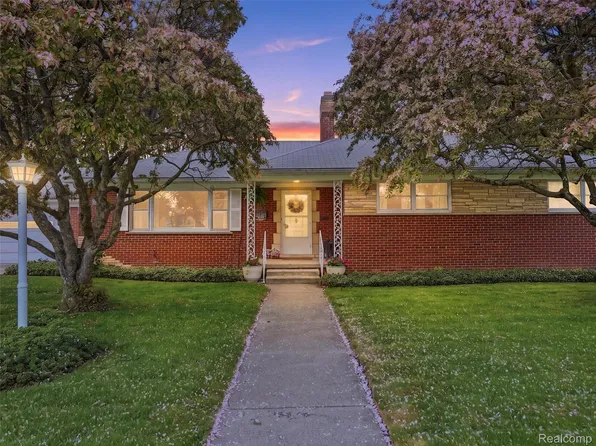 20600 Elizabeth St, Saint Clair Shores, MI 48080