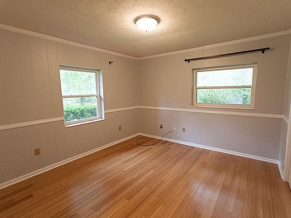 5th image of 200 Scotts Glen Ln