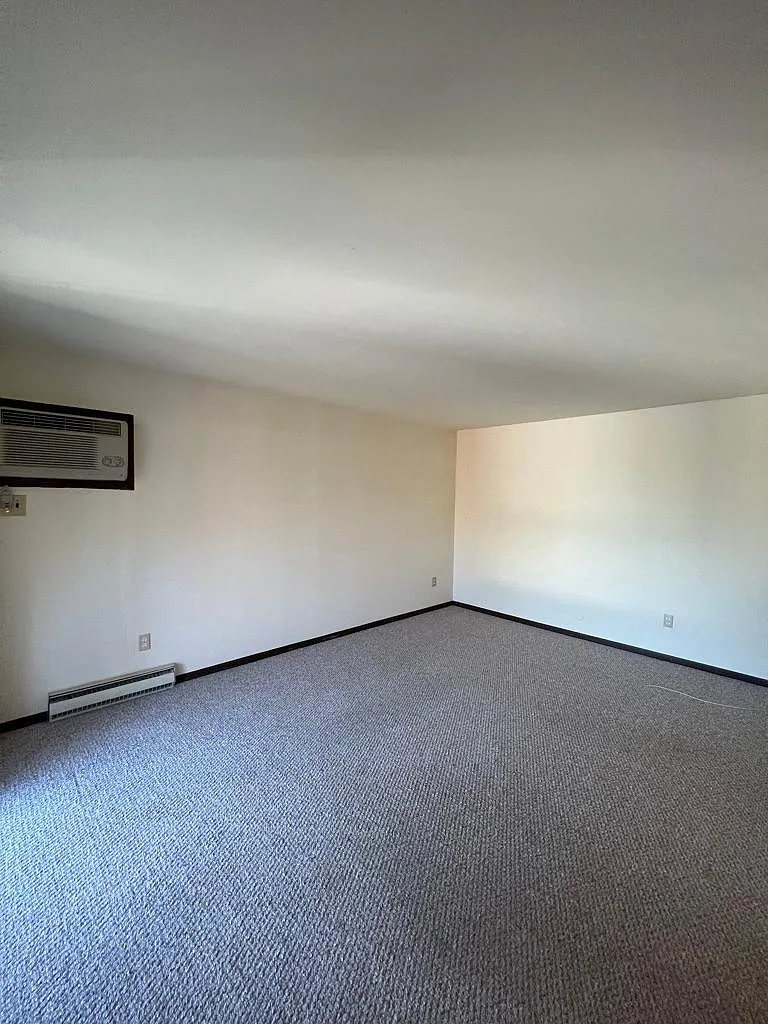 1370 Sheridan Dr — Photo 2