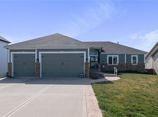 933 SW 33rd St, Lees Summit, MO 64082