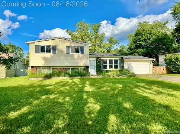 1114 Airport Rd, Waterford, MI 48327