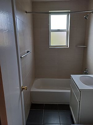 2nd image of 2525 W 2nd St APT 1A