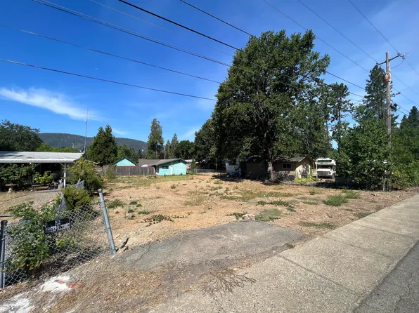 308 S Junction Ave, Cave Junction, OR 97523