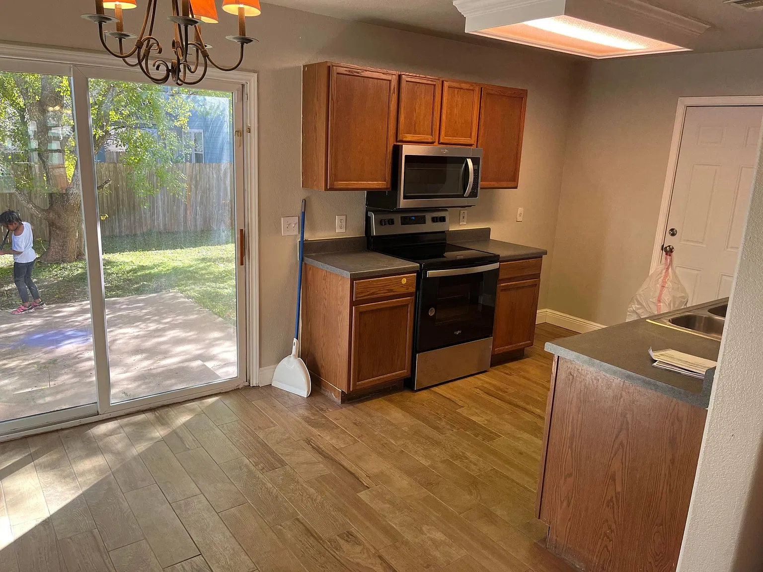 3 bed, 1.5 bath, 1200 sqft, $1,900 — Photo 2