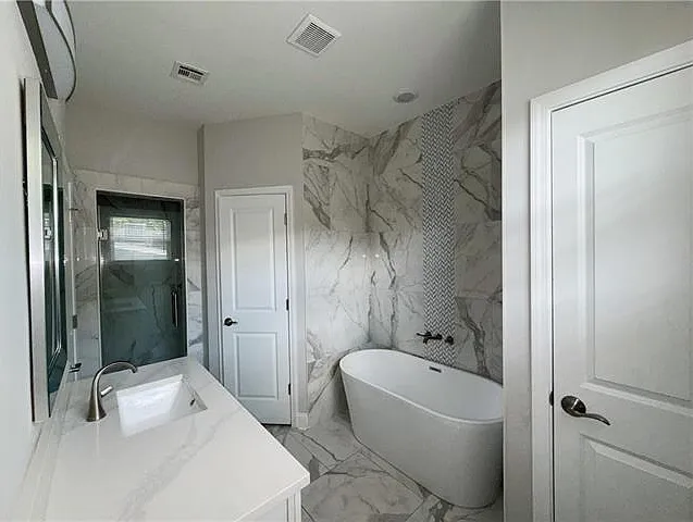 2652 Banks St — Photo 14