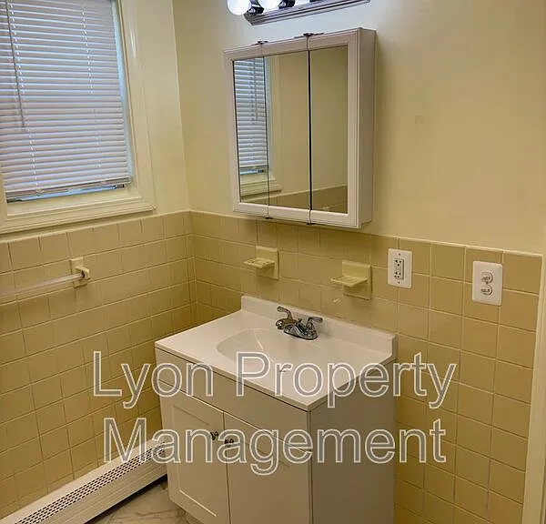 94 Anthony Ave #2R — Photo 6