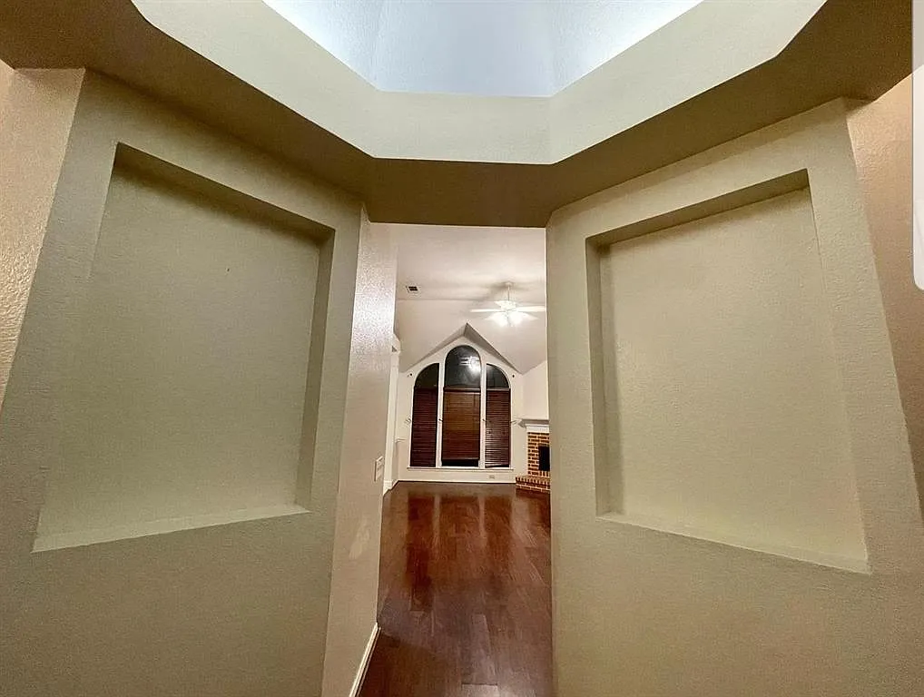 4 bed, 2076 sqft, $2,400 — Photo 2