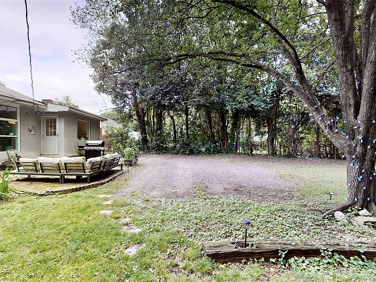 1136 E Woodlawn Rd — Photo 25