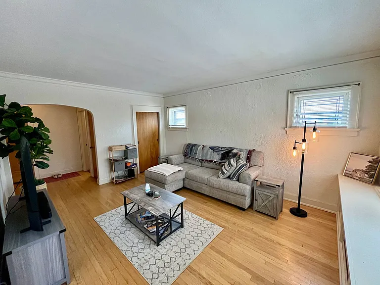 4460 N Oakland Ave — Photo 13