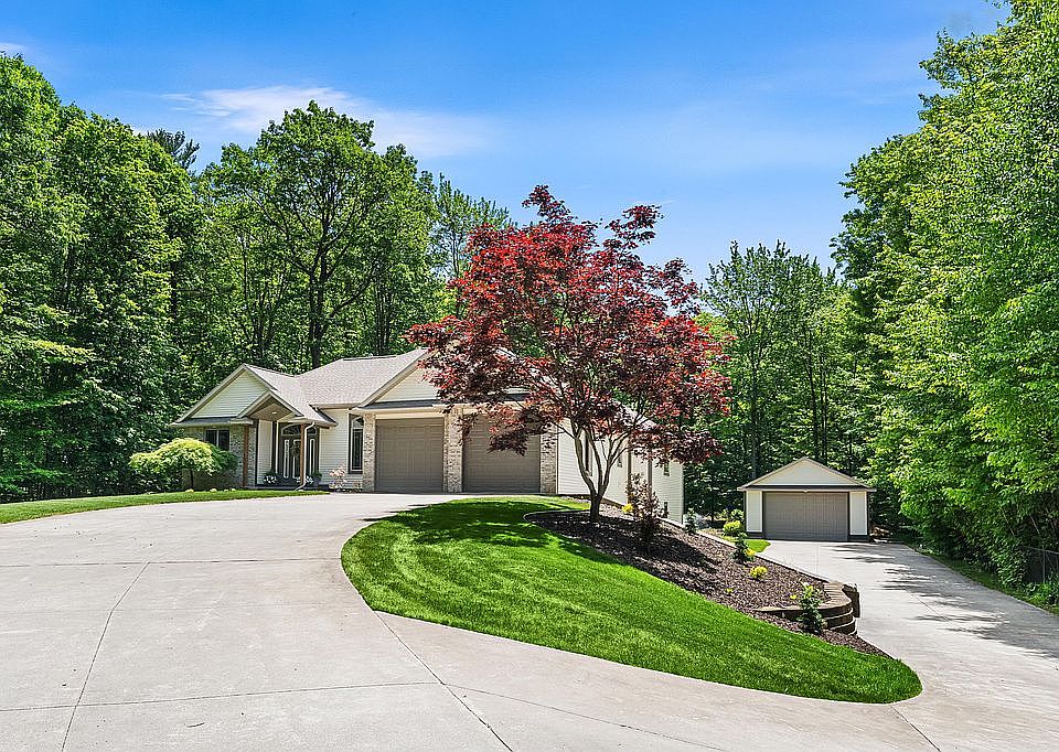 1st image of 16528 Hemlock Dr
