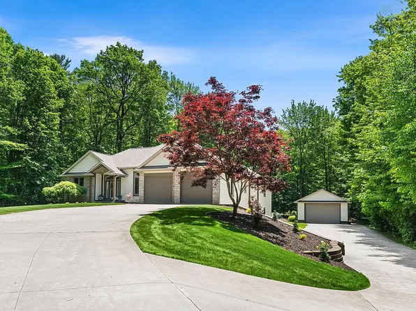 16528 Hemlock Dr, Spring Lake, MI 49456