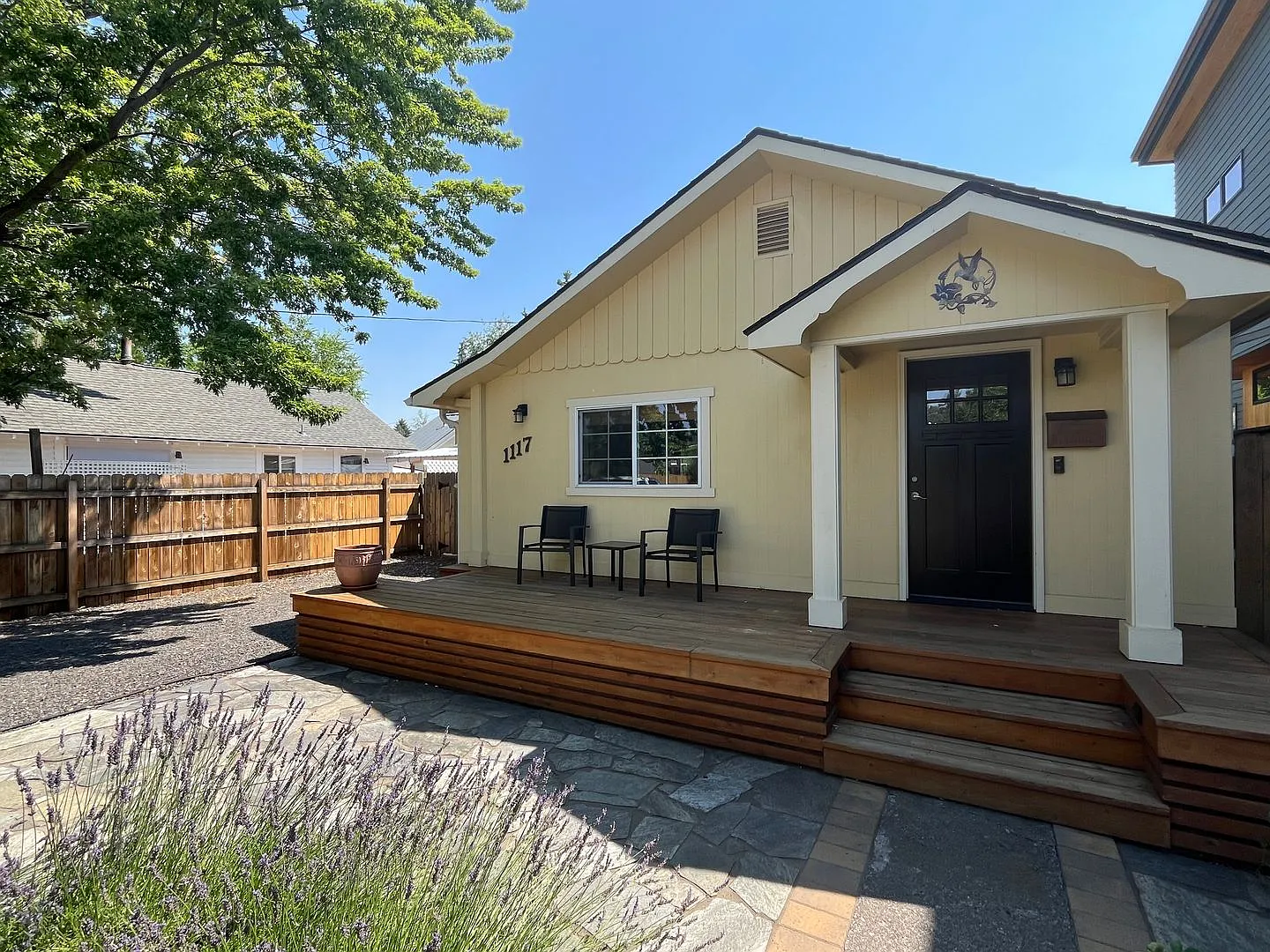 2 Bed/1 Bath Westside Bungalow - Milwaukee Ave — Photo 2