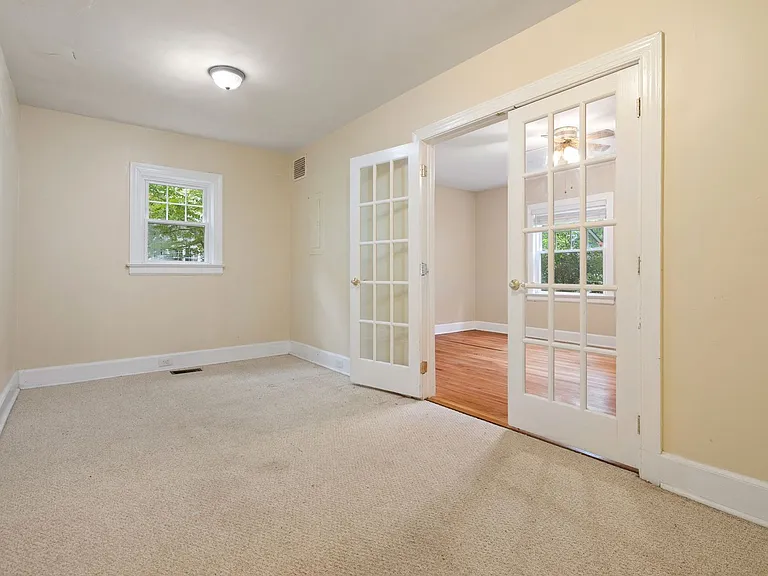 713 W Knox St — Photo 6