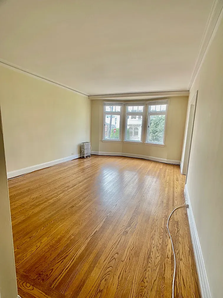 Large Studio with small car Parking included in rent! — Photo 2