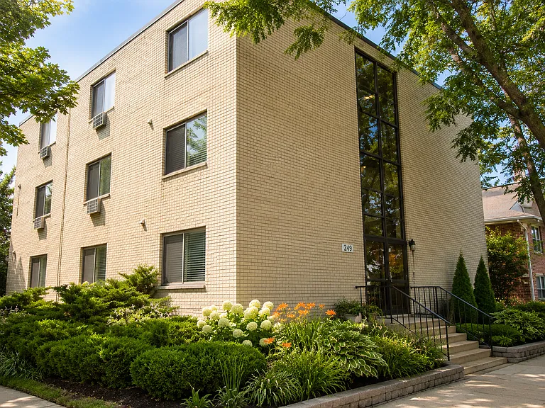 502 E Main St — Photo 21