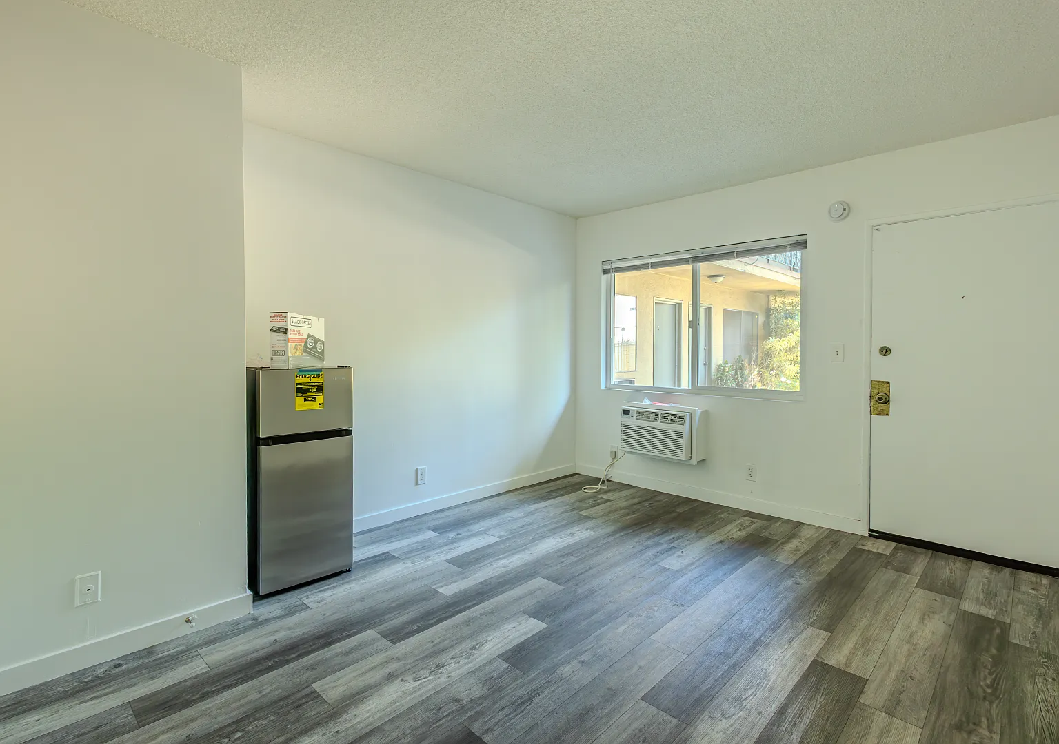 Laurel Cyn 6820 — Photo 1