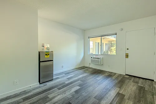 Laurel Cyn 6820 Photo 1