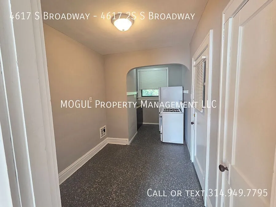 September Special $399 Moves You In South Broadway 1 Bedroom — Photo 2