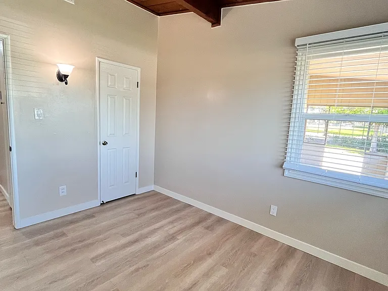 703 E Linfield St — Photo 19