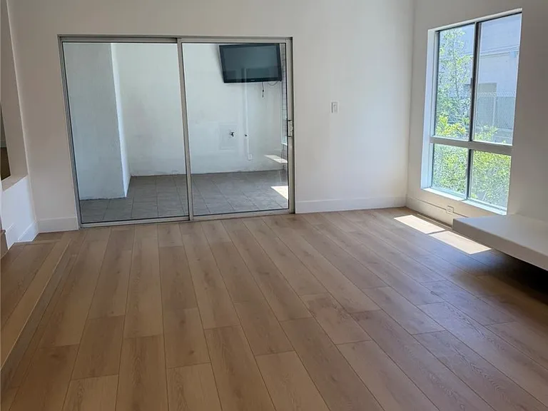 4807 Woodley Ave — Photo 7