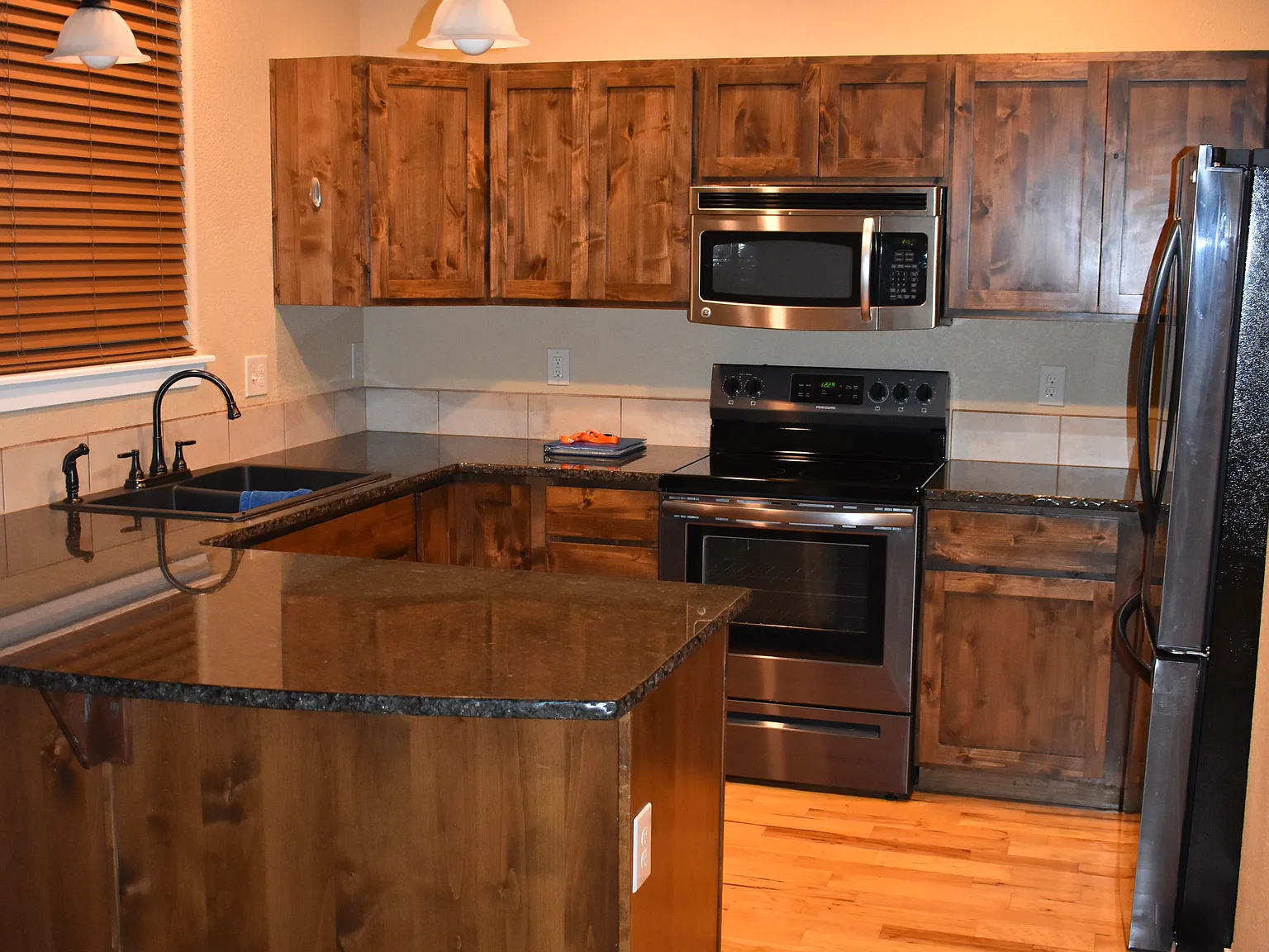 3 bed, 3.5 bath, 1836 sqft, $2,495 — Photo 2