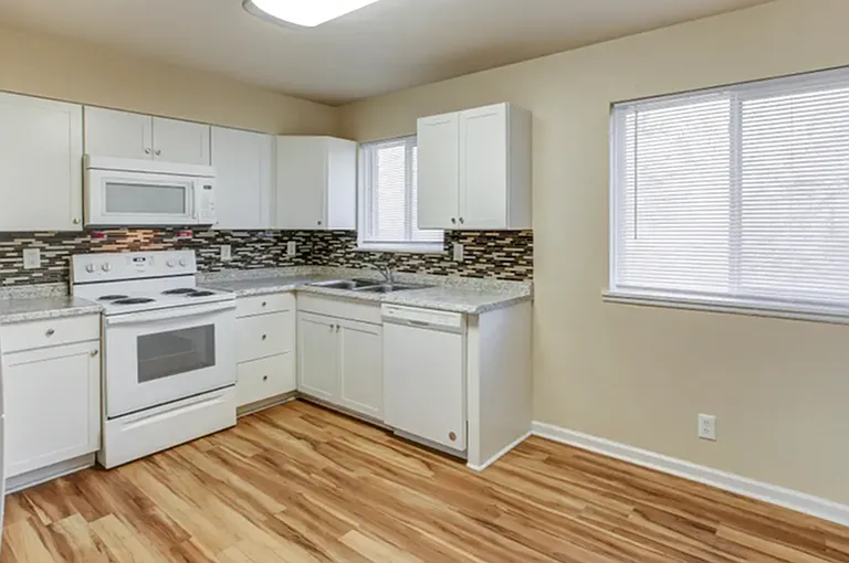 Lots of Cabinets in Kitchen Lots of Cabinets in Kitchen