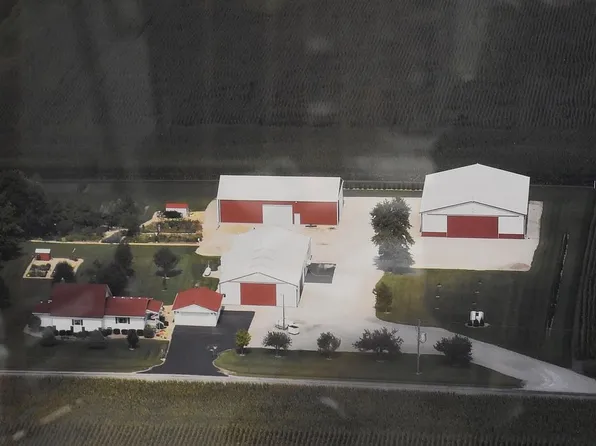 8584 W Illiniwick Rd, Warrensburg, IL 62573