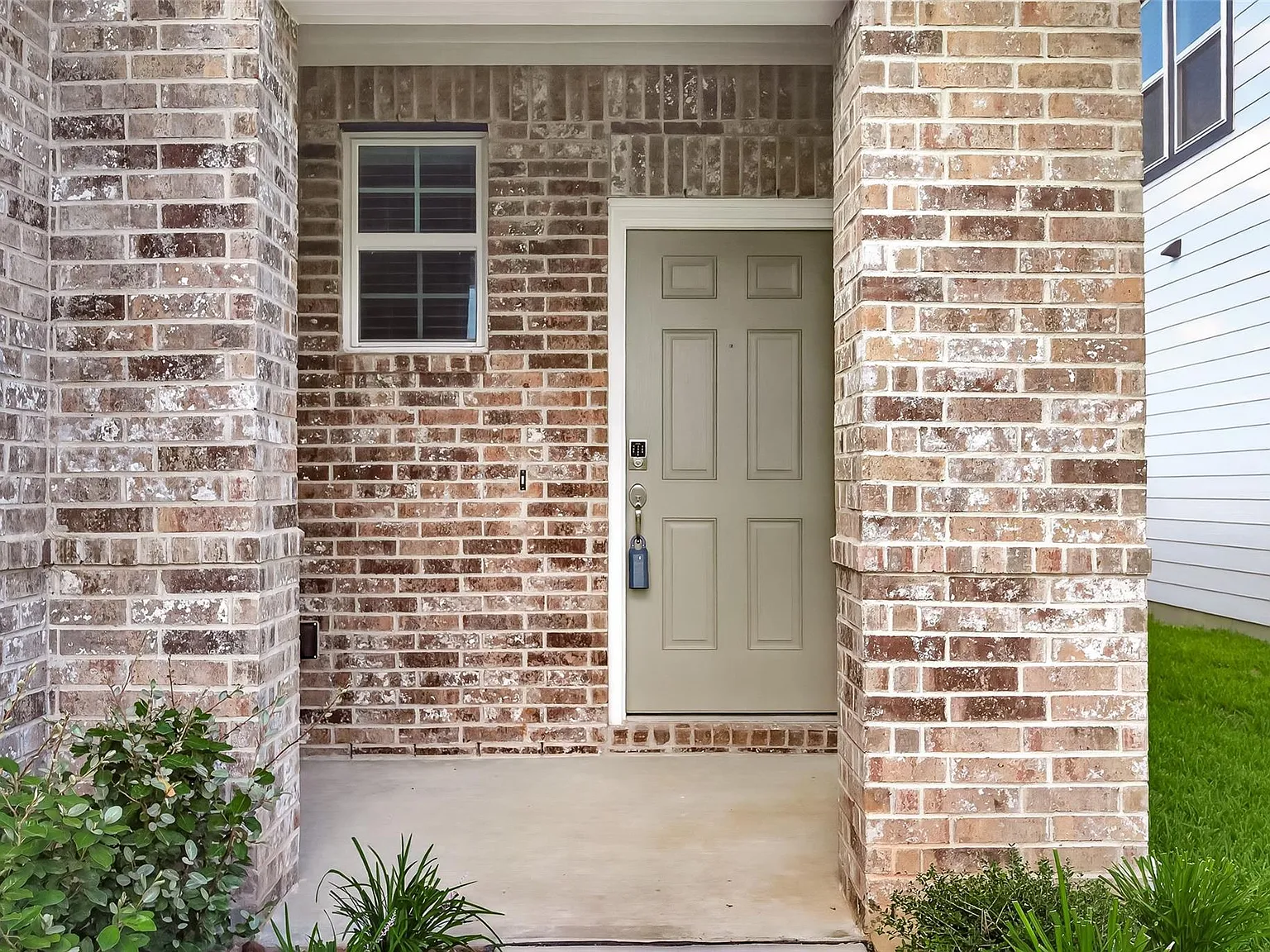 3 bed, 2.0 bath, 1388 sqft, $2,200 — Photo 3