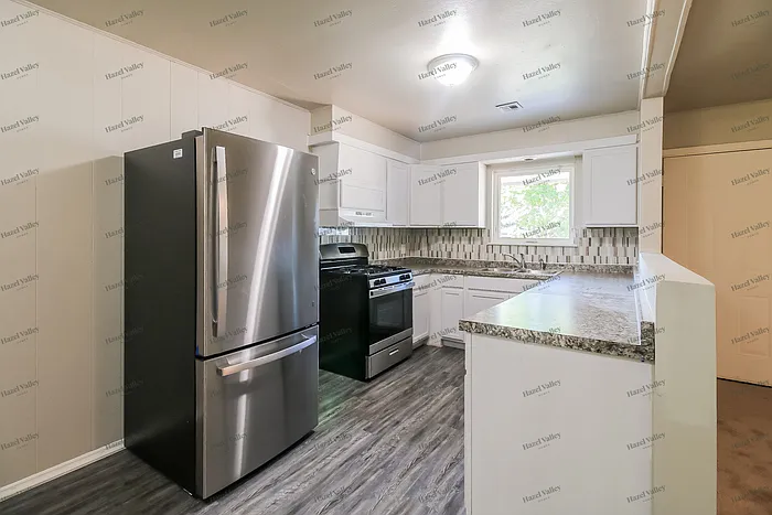 1020 Harold Dr — Photo 5
