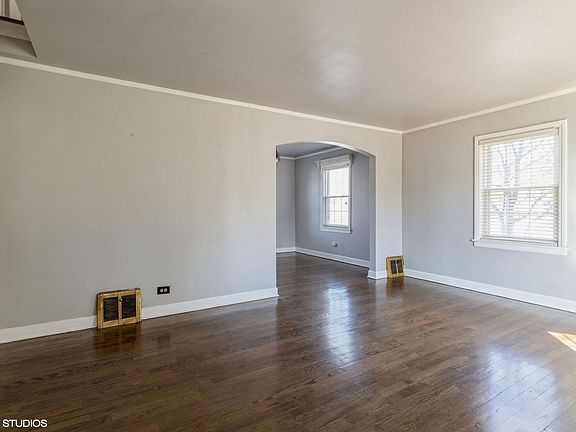 3rd image of 1382 Evergreen Ave