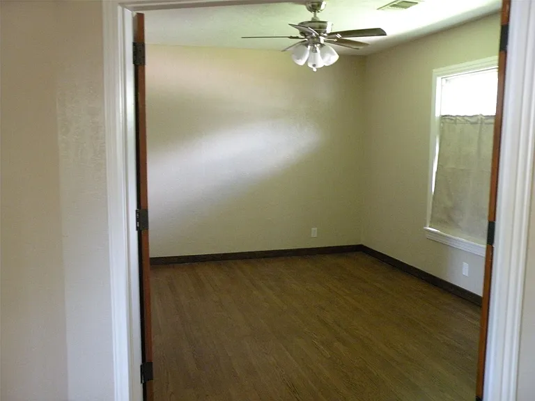 319 N Hunt St — Photo 5