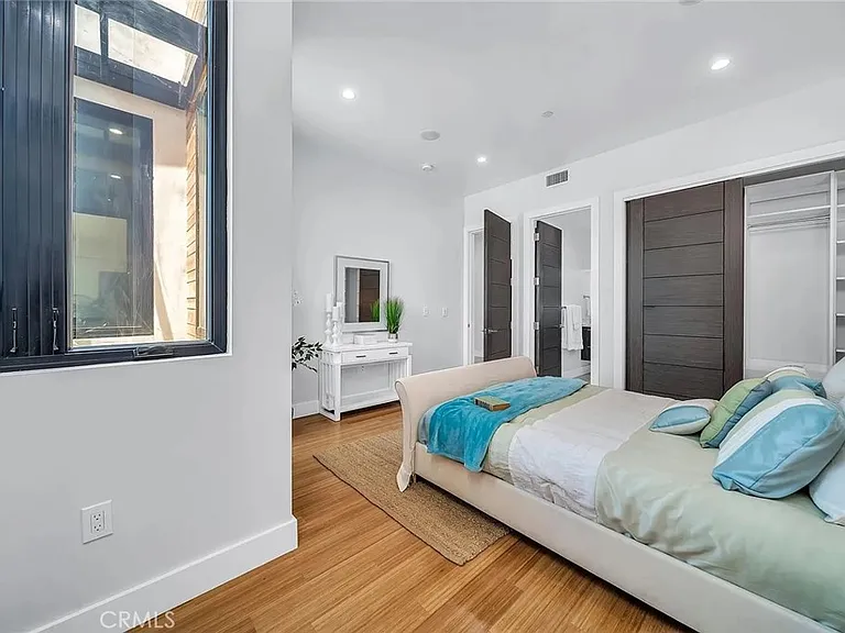 242 S Broadway — Photo 14
