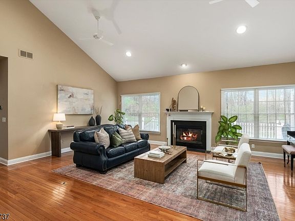 4th image of 12 Ironwood Rd