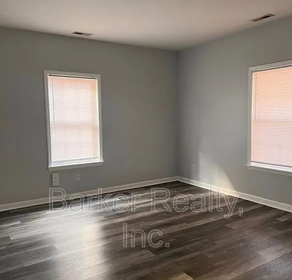 606B E Martin St — Photo 3