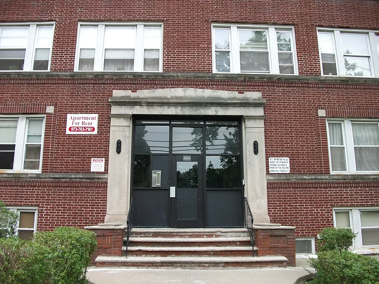 654 Lyons Avenue — Photo 1
