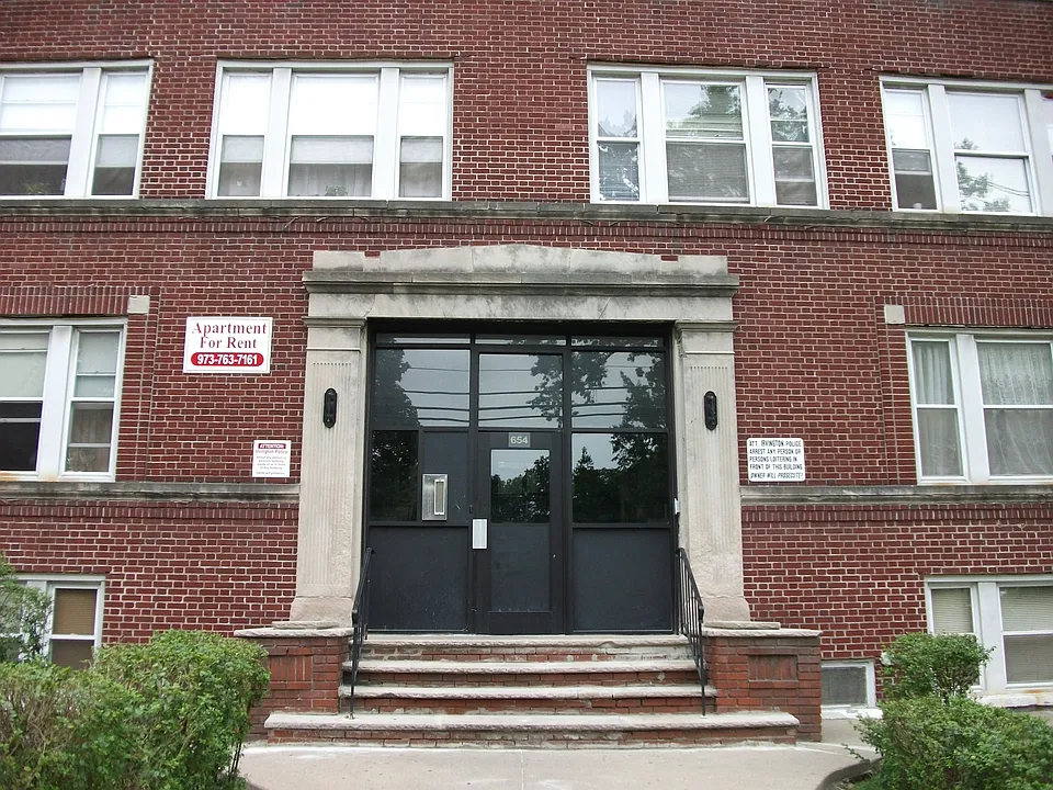 654 Lyons Avenue